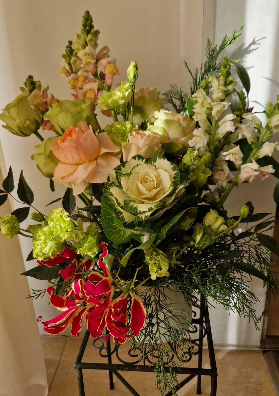 aranjament floral mic cu trandafiri